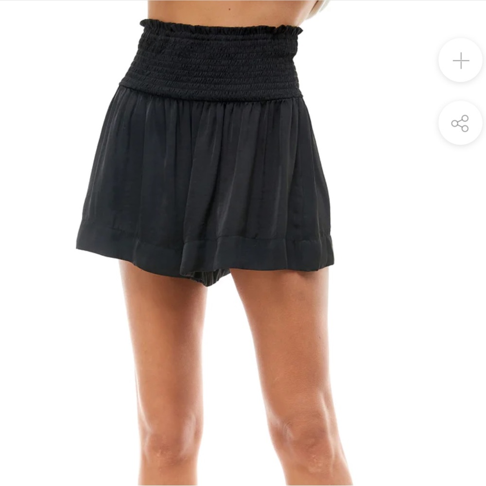 TCEC Silky Flowy Short - Size M